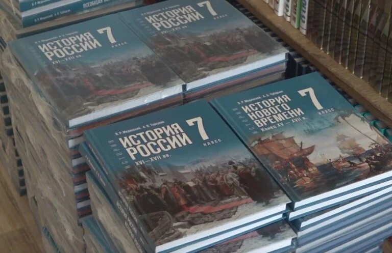 До школи окупованого Генічеська завезли понад 500 “оновлених” підручників з історії