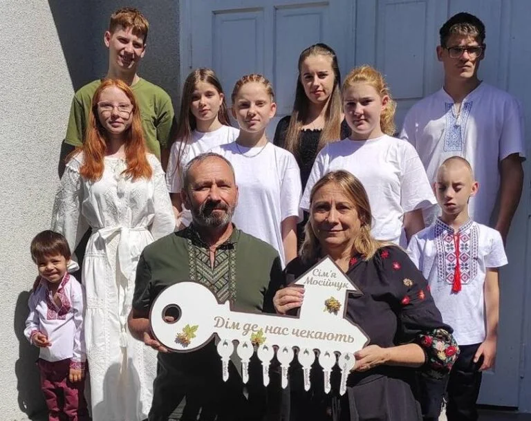 Родина з Олешківщини отримала новий будинок для ДБСТ у Чернівецькій області