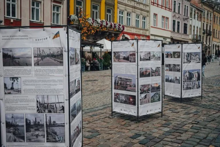 У Львові відкрили виставку про зруйновані пам’ятки Херсона