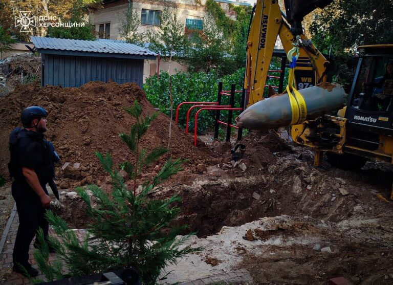 Сапери в Херсоні знешкодили авіабомбу (ФОТО)