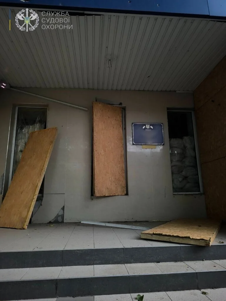 Внаслідок учорашнього обстрілу у Херсоні пошкоджене приміщення суду (ФОТО)