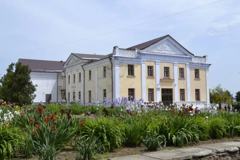 У Бериславі планують відбудувати зруйнований обстрілами РФ центр культури та дозвілля