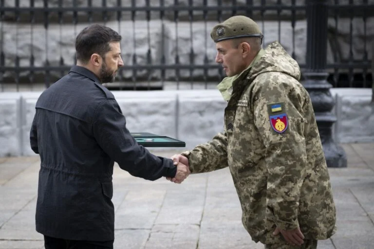 Зеленський нагородив “Хрестом бойових заслуг” захисника, який брав участь у звільненні Херсонщини