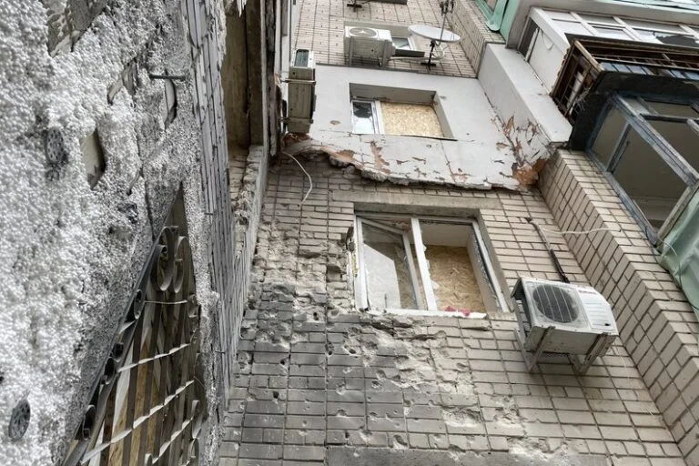 Сьогодні окупанти обстріляли середмістя Херсона та Дніпровський район: є постраждалі (оновлено)