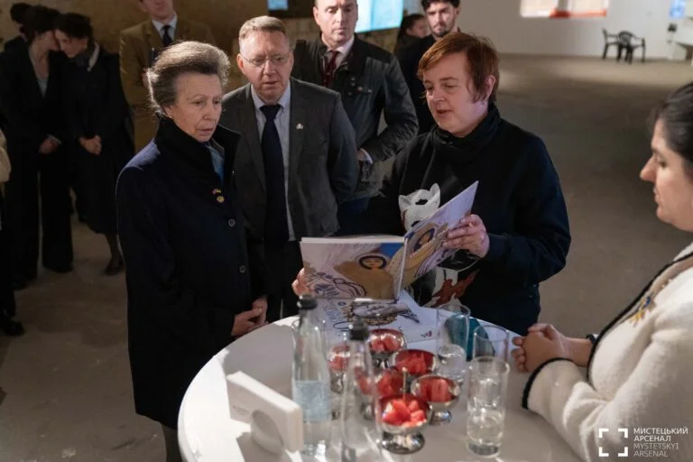 Британській принцесі Анні передали книги про Херсон та окупацію