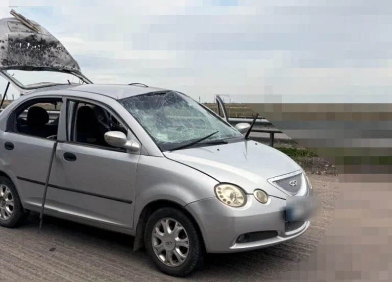 Дрон РФ атакував цивільне авто у Херсонській громаді (ФОТО)