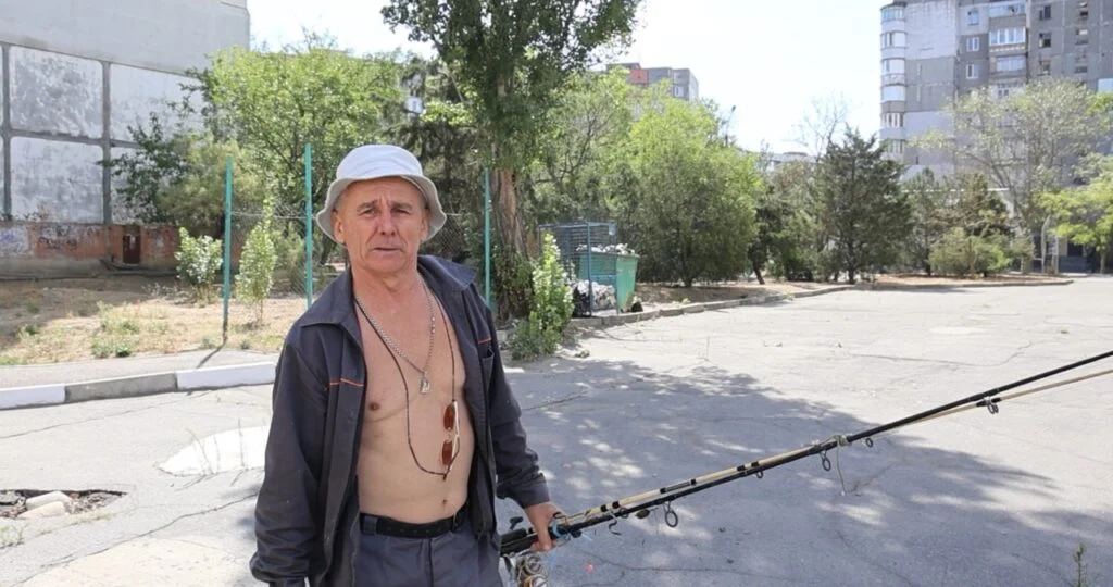 Чоловік з вудкою у херсонському мікрорайоні Острів