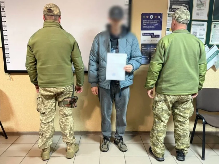 Житель Херсонщини намагався виїхати за кордон з підробленими документами за 20 тис.дол