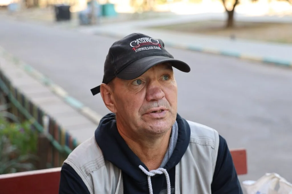 Чоловік у бейсболці