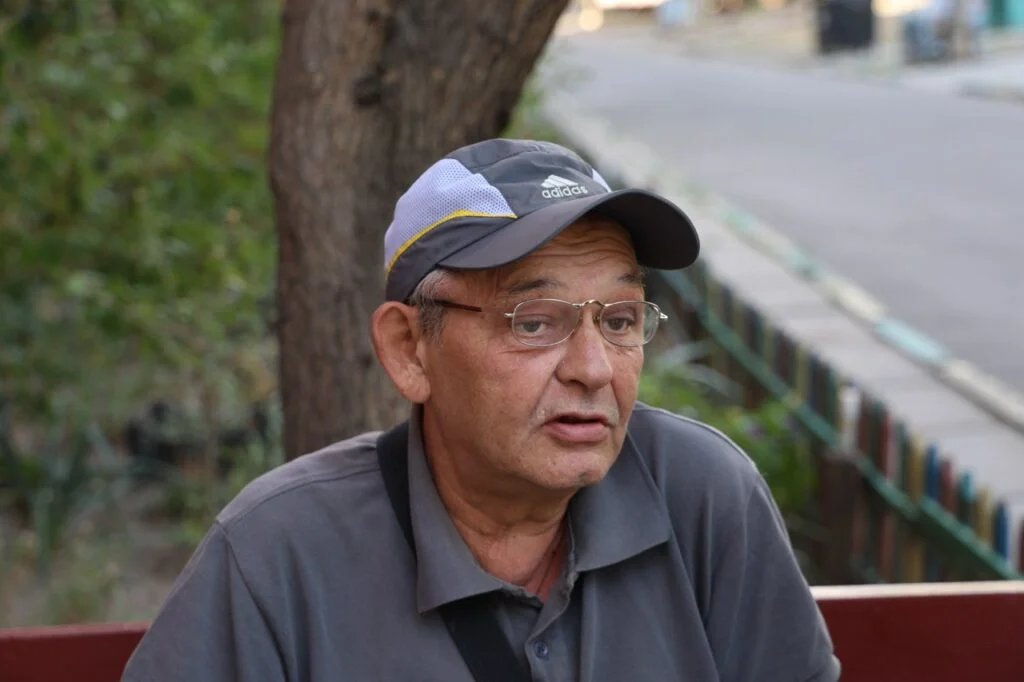 Чоловік в окулярах і у бейсболці