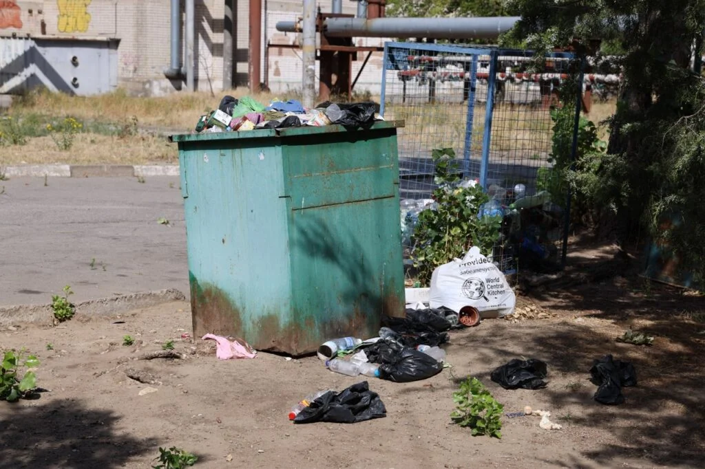 Переповнений смітник у херсонському мікрорайоні Корабел (Острів)