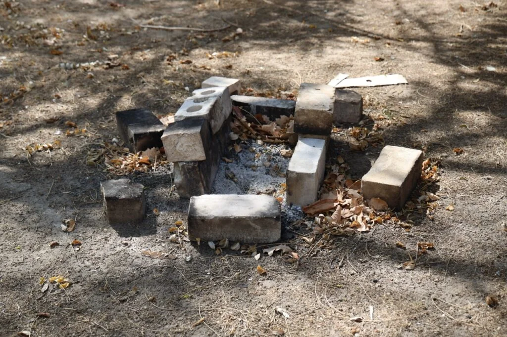 Багаття, викладене з цеглин. Херсон. Острів. Вересень 2025 року 