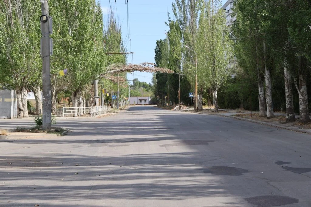 Порожня вулиця херсонського мікрорайону Острів