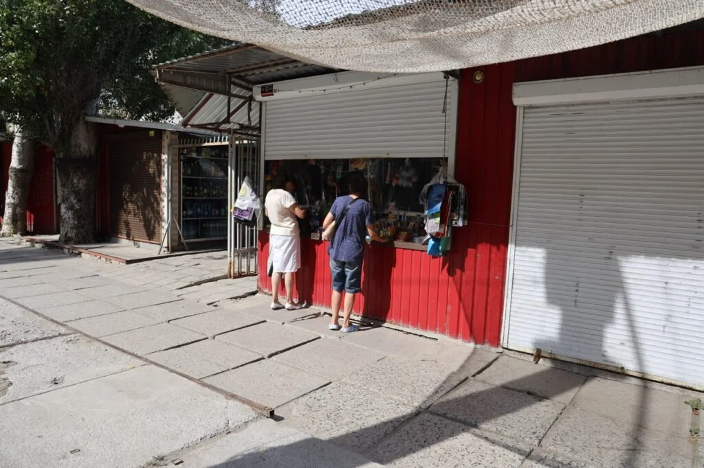 Жінки на ринку в херсонському мікрорайоні Корабел (Острів)