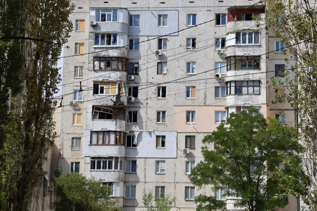 Пошкоджений обстрілами багатоквартирний будинок у херсонському мікрорайоні Острів