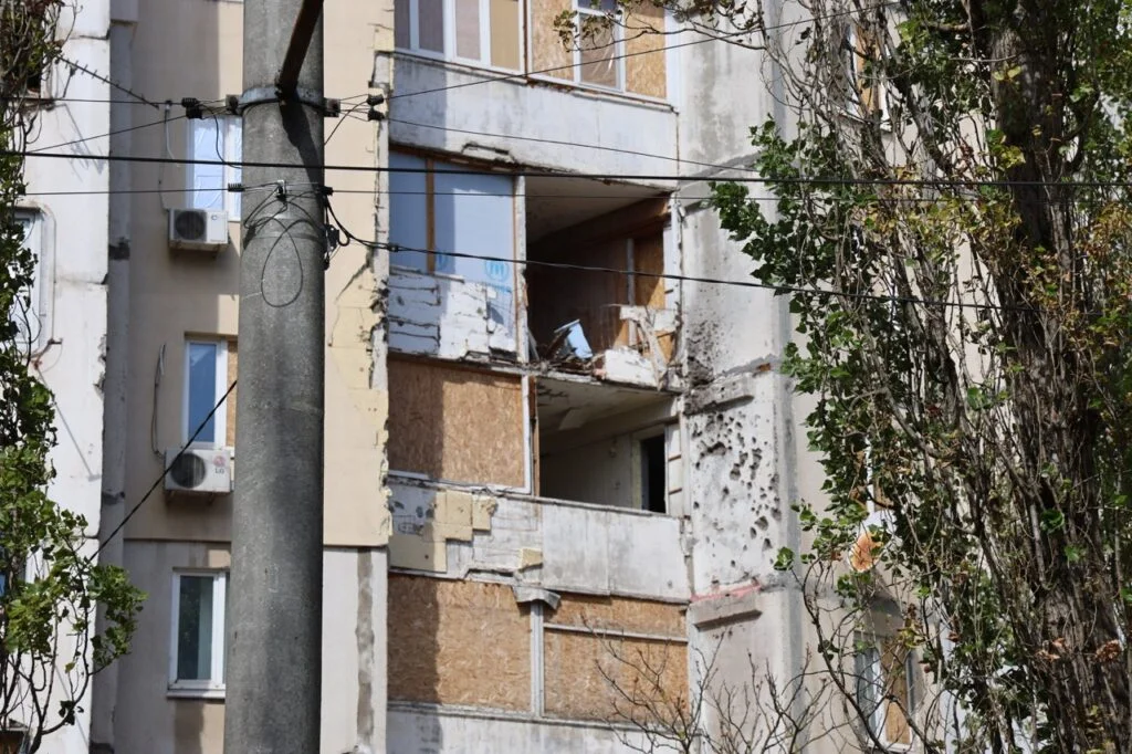 Пошкоджений внаслідок обстрілів житловий будинок на херсонському Острові