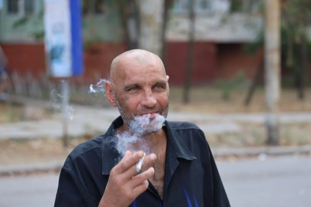 Лисий чоловік з цигаркою