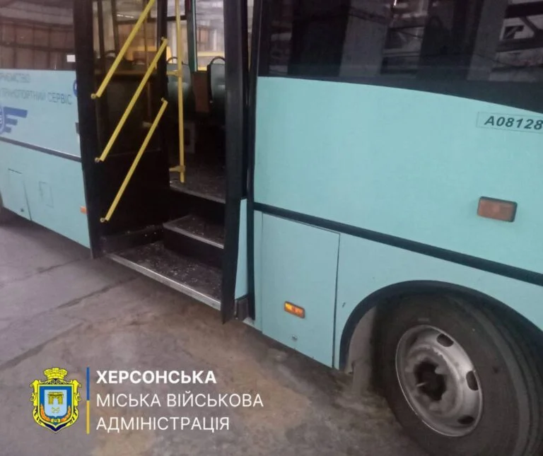 У Херсоні під дронову атаку РФ потрапила маршрутка (ФОТО)