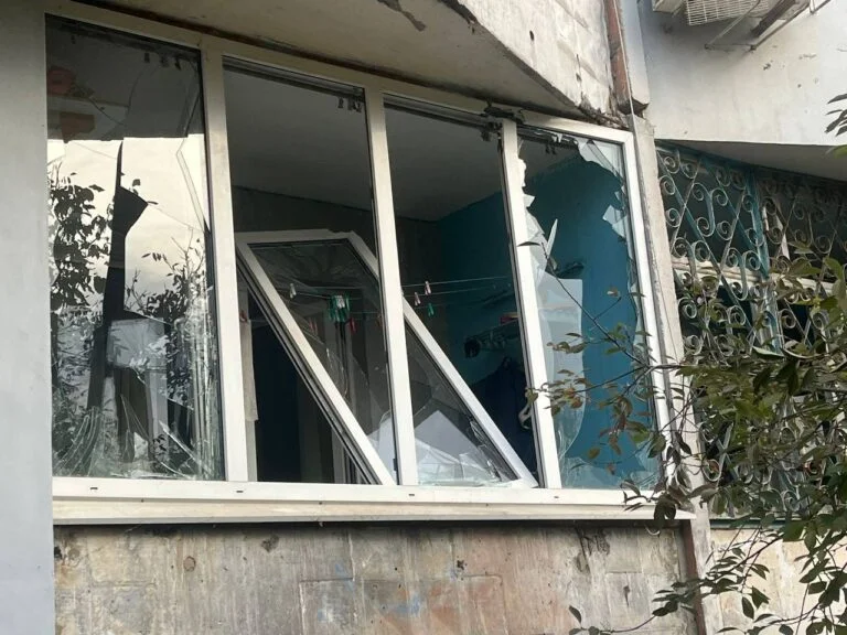 Під час вчорашніх обстрілів РФ Херсонщини пошкоджено 92 будинки: 2 людей загинуло, 29 – поранено, є діти