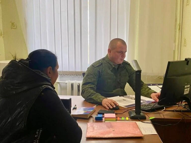 Окупанти на Херсонщині переслідують жінку за пости на підтримку українських військових