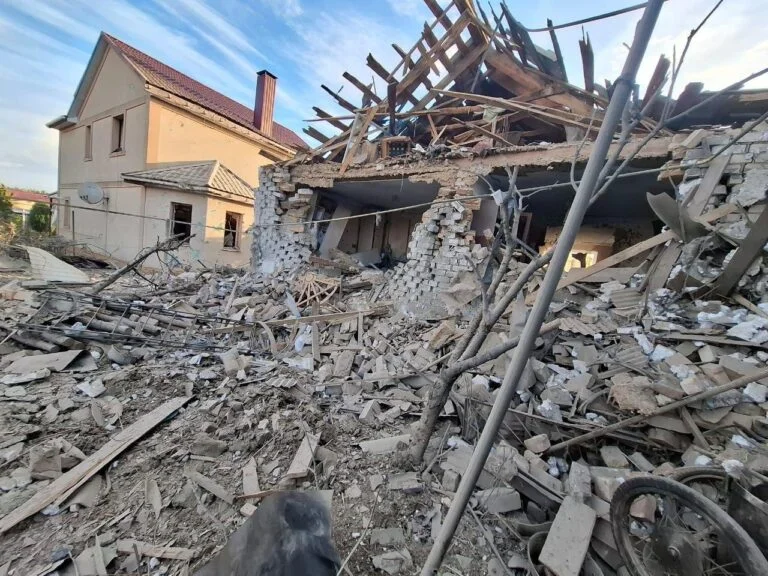 Через обстріли російськими військовими Чорнобаївки поранено дівчину та літню жінку (оновлено)