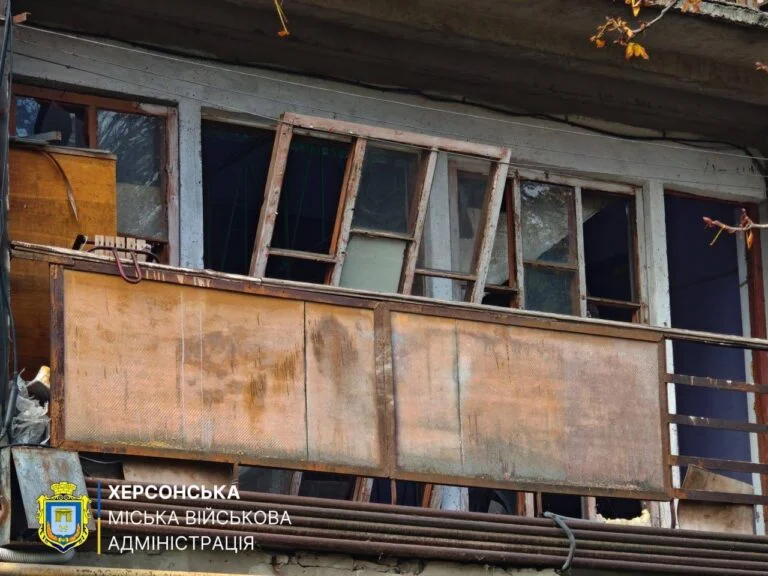 Херсонська МВА показала наслідки вчорашнього вечірнього обстрілу Херсона (ФОТО)