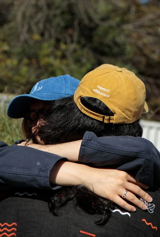 Helping to Leave запустили нову колекцію мерчу “Вдома” на підтримку людей з ТОТ