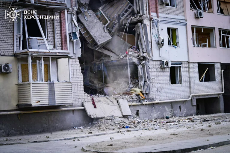 Окупанти знову завдали удару по Дніпровському району Херсона: травмовано літню жінку