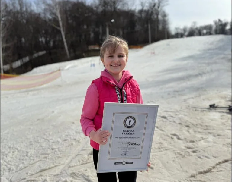Дівчинка з Херсонщини, яку першу протезували в Україні після військової травми, встановила свій перший спортивний рекорд