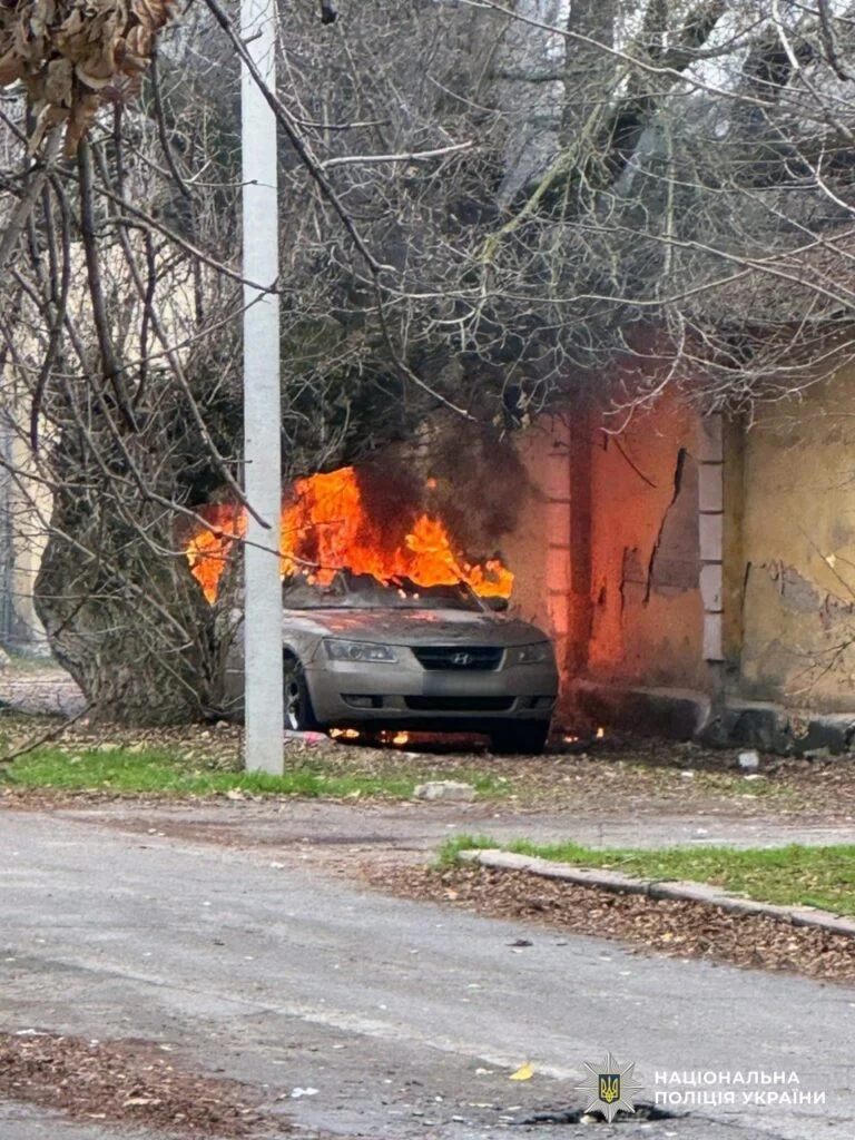 Учора вдень армія РФ двічі вдарила дроном в автівки у центрі Херсона