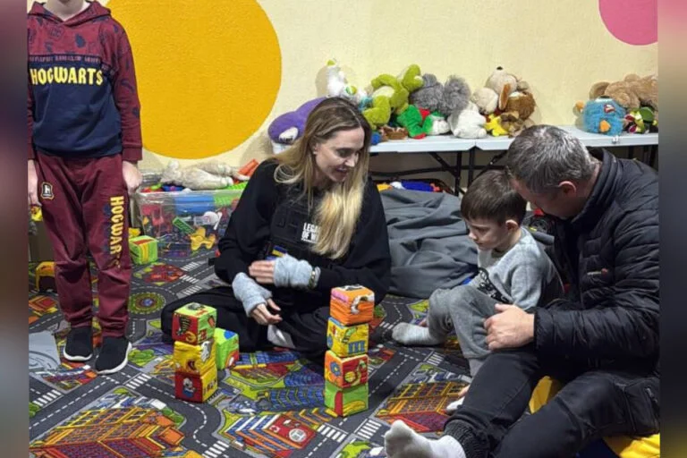 Анджеліна Джолі не попереджала Україну про свій візит та перетнула кордон пішки — Politico