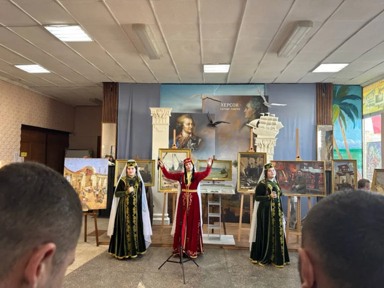 У Генічеську окупанти відкрили виставку з викраденими картинами з Херсонщини