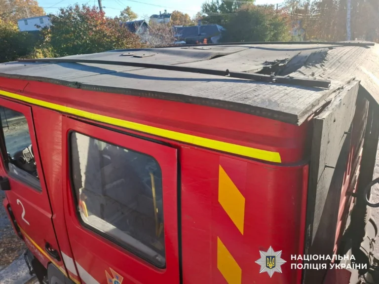 У Херсоні російські обстріли пошкодили техніку комунальників і службовий автомобіль рятувальників