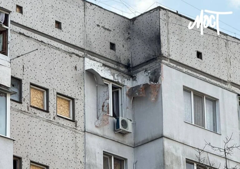 У Херсоні дрон РФ пошкодив багатоповерхівку на Шуменському (ФОТО)