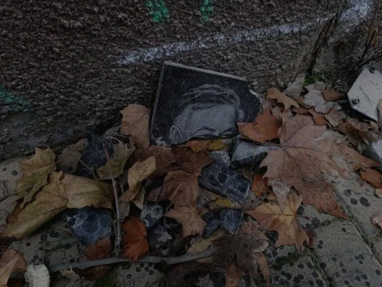 Russians, in an artillery strike, shattered the memorial plaque for Fyodor Zabotin, the director of the Kherson Shipyard