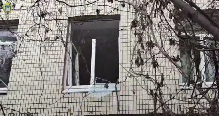 Russians shelled a medical facility in the Korabelnyi district of Kherson at night (VIDEO)
