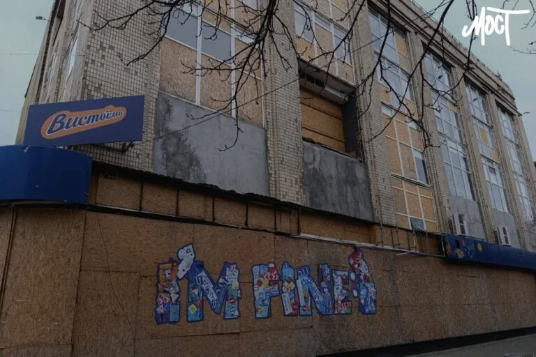 Розбиті стіни ЦУМу в Херсоні залили бетоном (ФОТО)