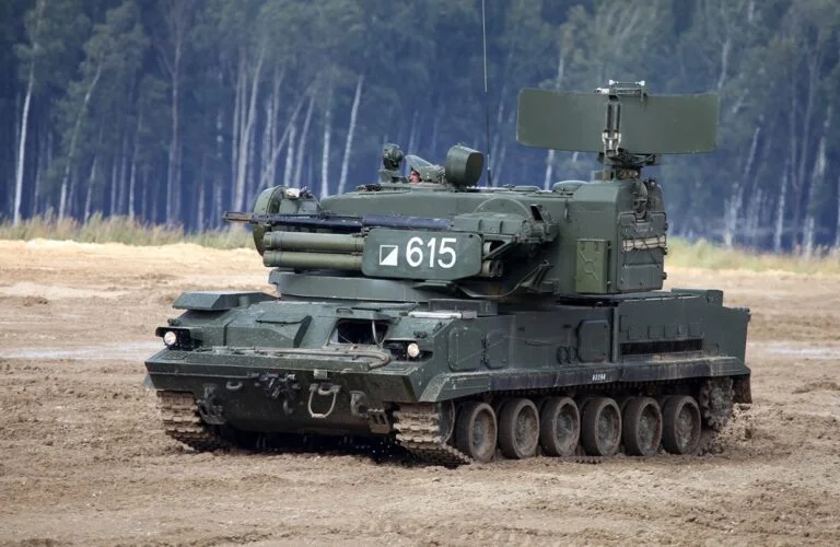 На Херсонщині військові знищили російський ЗРГК 2С6 «Тунгуска» (відео)