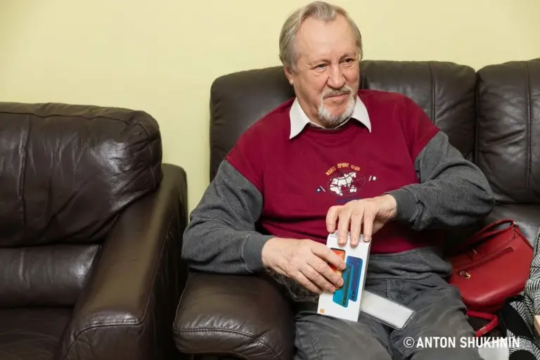 Смартфони для переселенців похилого віку з Луганщини: як триває соціальна підтримка у прихистках громади