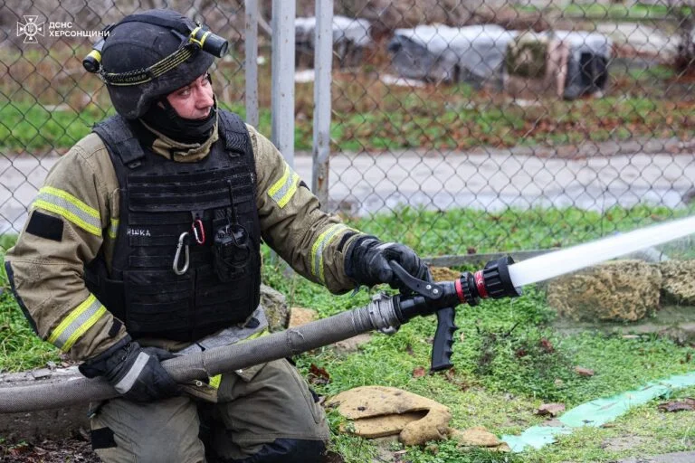 Russians attacked firefighters while they were extinguishing a fire at a gas station in Kherson (photo)