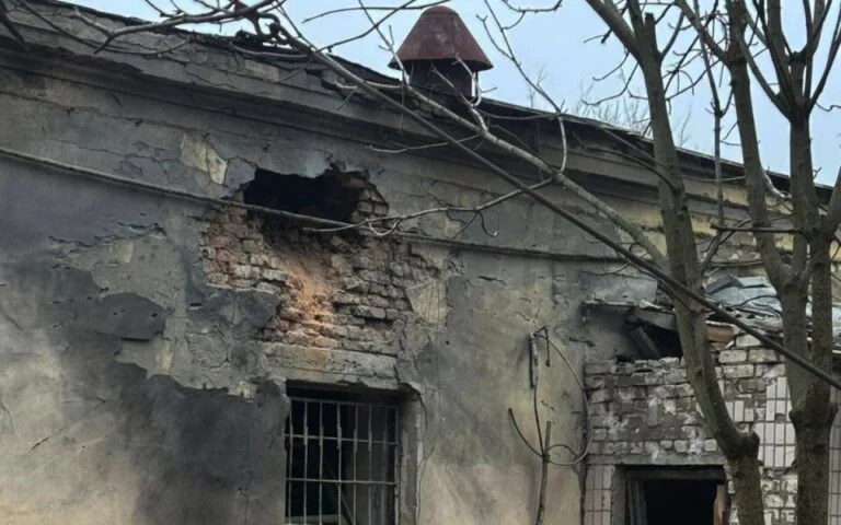 У ХМВА показали наслідки російського обстрілу будівель лікарні у Херсоні (фото)