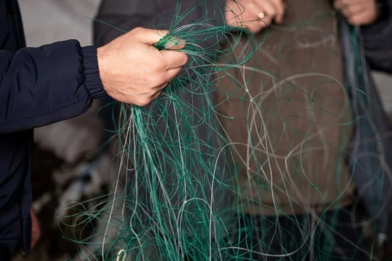 Бретань передали Херсонській громаді риболовецькі сітки для захисту від російських дронів