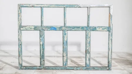 Французький митець створив скульптури з меблів, пошкоджених обстрілами у Херсоні та інших містах