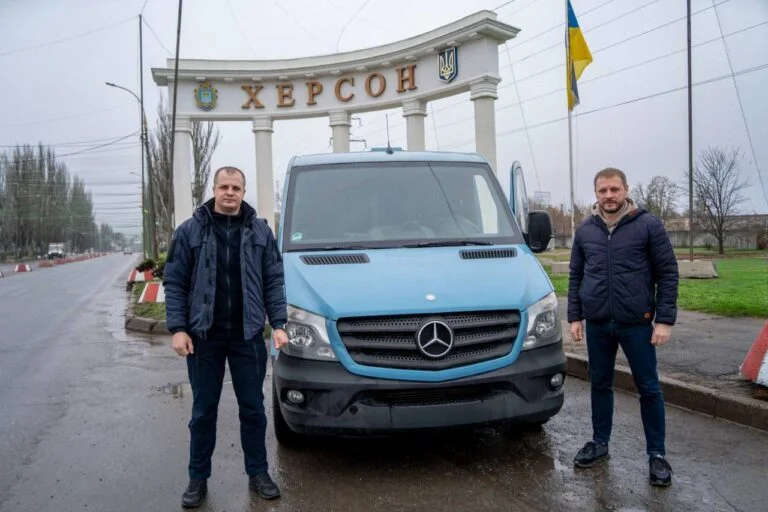 Херсон забезпечили броньованим авто для роботи під обстрілами