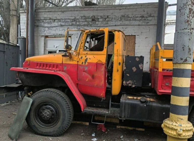 Російські дрони знову атакували комунальне підприємство в Херсоні (ФОТО)