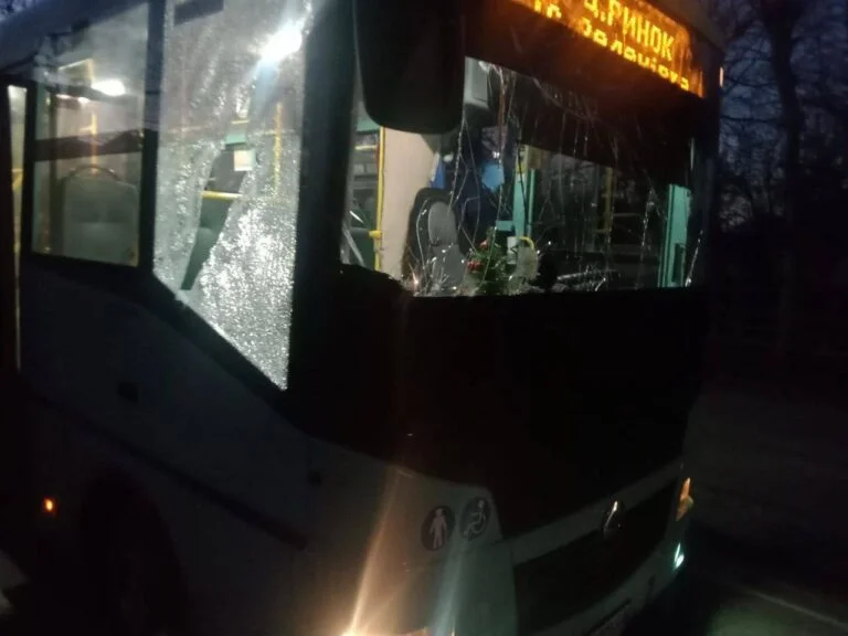 Російські війська атакували автобус в Дніпровському районі (ФОТО)