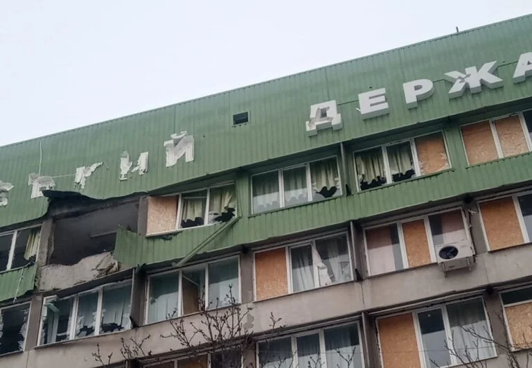 Окупанти знову вдарили по будівлі Херсонського державного університету (ФОТО)