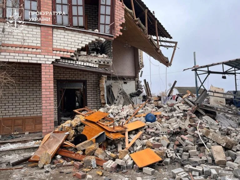 Внаслідок ранкового обстрілу у Херсоні загинула жінка