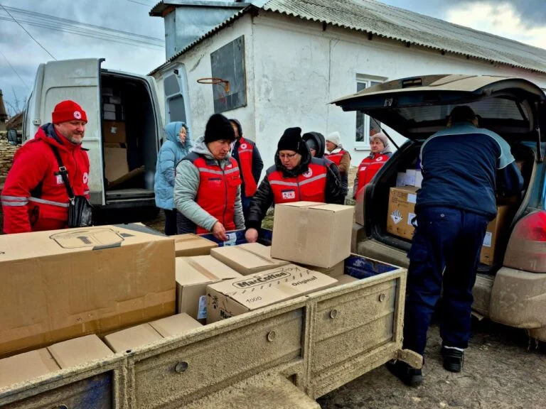 The invincibility points of two communities in the Kherson region received equipment from the Red Cross Гуманітарна допомога від Червоного Хреста для громад Херсонщини