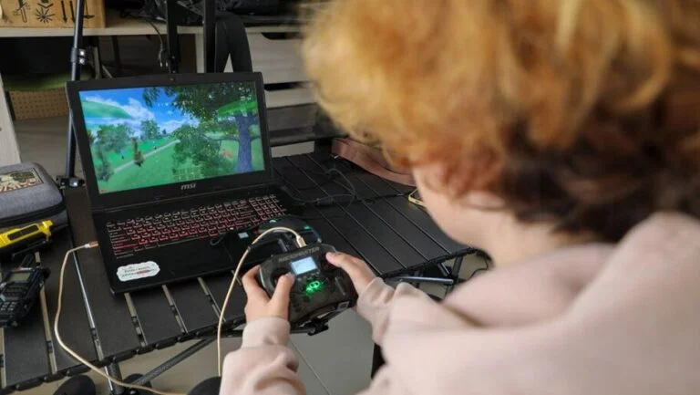 Окупанти запрошують підлітків із Херсонщини взяти участь у “Битві дронів”